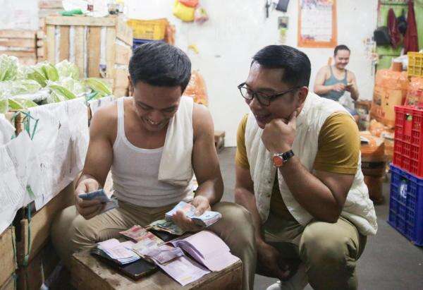 Menembus Hujan, Ridwan Kamil Serap Aspirasi Pedagang Pasar Induk Kramat Jati dan Perumnas Klender Menembus Hujan, Ridwan Kamil Serap Aspirasi Pedagang Pasar Induk Kramat Jati dan Perumnas Klender