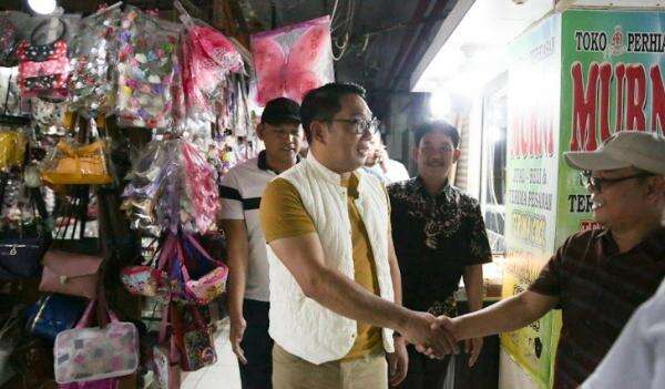 Ridwan Kamil Blusukan di Tengah Hujan Lebat, Serap Aspirasi Pedagang Kramat Jati-Klender Ridwan Kamil Blusukan di Tengah Hujan Lebat, Serap Aspirasi Pedagang Kramat Jati-Klender