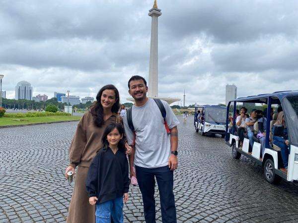 Rio Dewanto Ajak Keluarga Eksplorasi Monas Isi Long Weekend