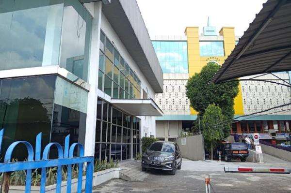 Pasien RS Hermina Jatinegara Kembali Masuk Gedung setelah Sempat Dievakuasi Imbas Kebakaran Pasien RS Hermina Jatinegara Kembali Masuk Gedung setelah Sempat Dievakuasi Imbas Kebakaran