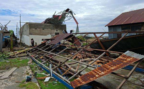 Kolaka Utara Diterjang Angin Kencang, Belasan Rumah dan Perahu Nelayan Rusak Parah