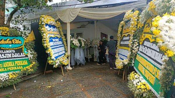 Suasana Rumah Duka Hasjim Djalal di Jaksel, Pelayat Berdatangan Suasana Rumah Duka Hasjim Djalal di Jaksel, Pelayat Berdatangan