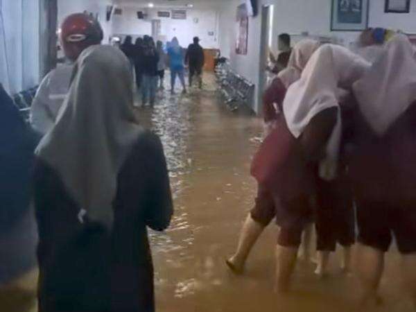 Rumah Sakit Permata Jonggol Kebanjiran, Peralatan Medis Dipindah ke Lantai 2