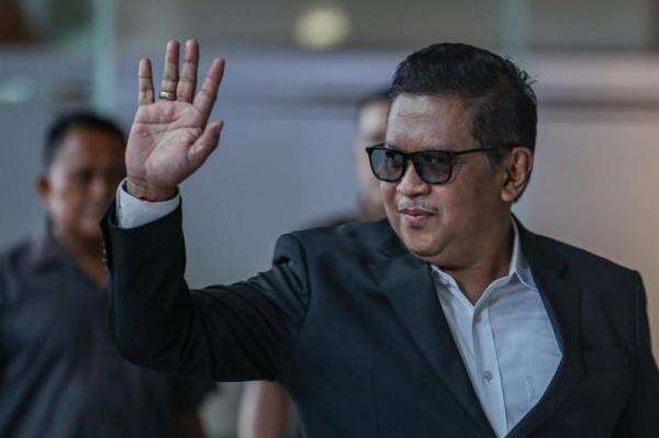 Hasto Siap Ditahan KPK dengan Kepala Tegap dan Mulut Tersenyum Hasto Siap Ditahan KPK dengan Kepala Tegap dan Mulut Tersenyum