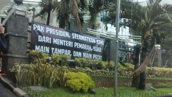 Kemendikti Respons Demo Ratusan Pegawai karena Dugaan Perlakuan Semena-mena Menteri Satryo Kemendikti Respons Demo Ratusan Pegawai karena Dugaan Perlakuan Semena-mena Menteri Satryo