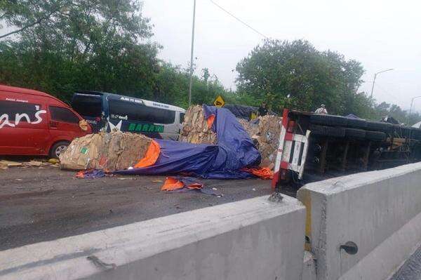Korban Kecelakaan Beruntun Tol Cipularang Bertambah jadi 22 Orang, 1 Tewas Korban Kecelakaan Beruntun Tol Cipularang Bertambah jadi 22 Orang, 1 Tewas
