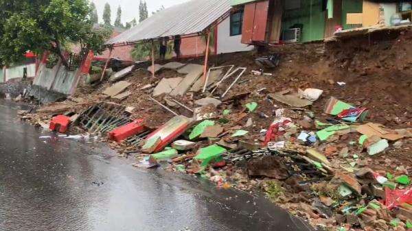 Hujan Deras, Tembok Penahan Tanah Sekolah di Pandeglang Ambruk Timpa 2 Motor Hujan Deras, Tembok Penahan Tanah Sekolah di Pandeglang Ambruk Timpa 2 Motor