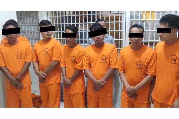 Tampang 7 Tersangka Perusakan Kasus Intoleransi di Sukabumi, Pakai Baju Tahanan dalam Sel Tampang 7 Tersangka Perusakan Kasus Intoleransi di Sukabumi, Pakai Baju Tahanan dalam Sel