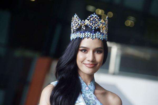 Tiba di Indonesia, Miss World 2025 Opal Suchata Terlihat Cantik Gunakan Batik Berwarna Biru