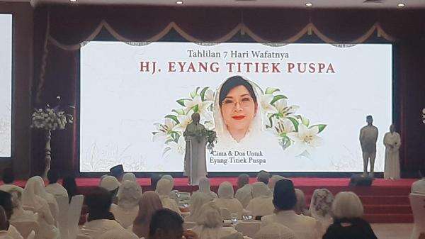 Tahlilan 7 Hari Kepergian Titiek Puspa, Keluarga: Banyak yang Mencintai Eyang Tahlilan 7 Hari Kepergian Titiek Puspa, Keluarga: Banyak yang Mencintai Eyang