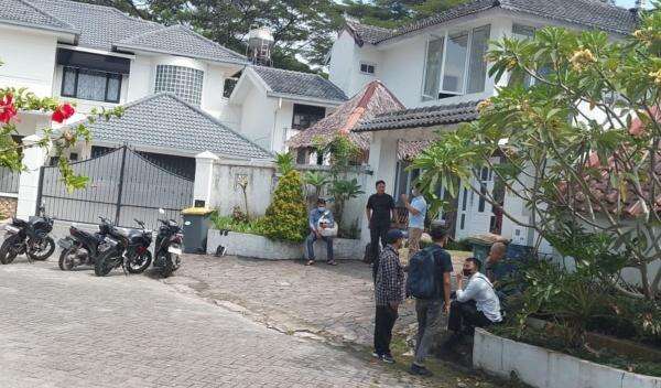 KPK Geledah Rumah Mewah Milik Kadis PUPR Sumut Topan Obaja Putra Ginting KPK Geledah Rumah Mewah Milik Kadis PUPR Sumut Topan Obaja Putra Ginting