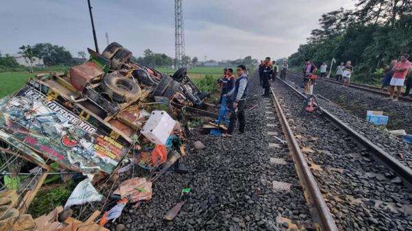 Kecelakaan Truk Tertabrak Kereta Api Sancaka di Sragen, Sopir Luka Berat Kecelakaan Truk Tertabrak Kereta Api Sancaka di Sragen, Sopir Luka Berat