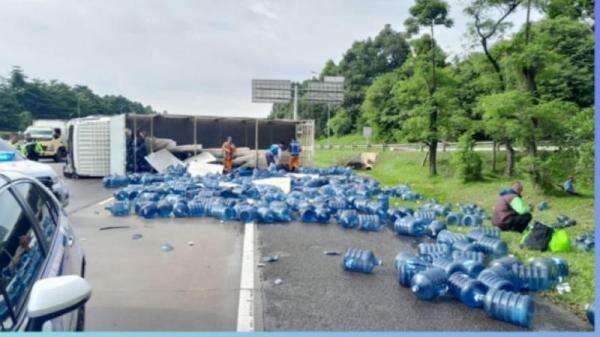 Truk Galon Air Mineral dan Minibus Kecelakaan di Tol Jagorawi, 3 Orang Luka-Luka Truk Galon Air Mineral dan Minibus Kecelakaan di Tol Jagorawi, 3 Orang Luka-Luka