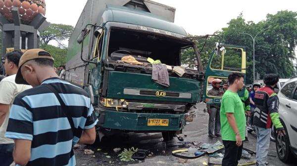 Geger Truk Tronton Tabrak Puluhan Kendaraan di Tangerang, Penting Pahami Area Blind Spot Geger Truk Tronton Tabrak Puluhan Kendaraan di Tangerang, Penting Pahami Area Blind Spot