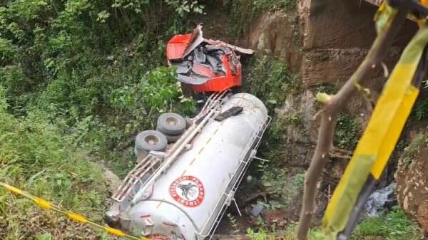 Penampakan Truk Semen Terjun Ke Jurang Di Madina Ringsek Parah Sopir Dan Kernet Terjepit