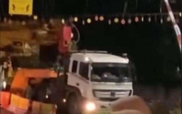 Truk Tersangkut di Perlintasan Stasiun Bekasi, Perjalanan KRL Sempat Terganggu