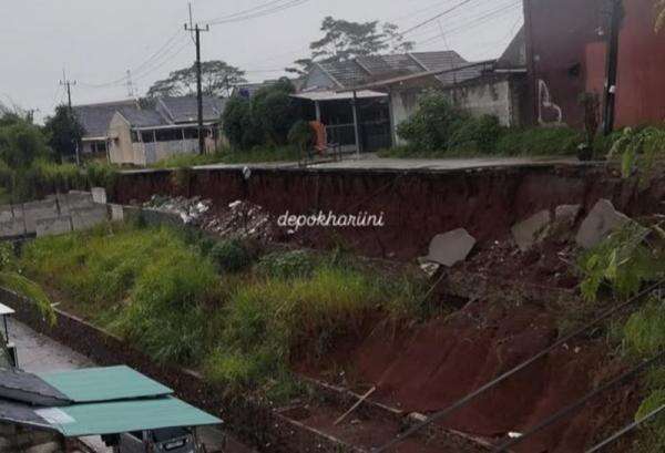 Hujan Deras, Turap dan Jalan Perumahan di Bedahan Sawangan Longsor Hujan Deras, Turap dan Jalan Perumahan di Bedahan Sawangan Longsor