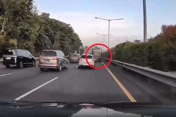 Viral Bocah Jatuh dari Bus Mabes AD di Jalan Tol, TNI AD Buka Suara Viral Bocah Jatuh dari Bus Mabes AD di Jalan Tol, TNI AD Buka Suara