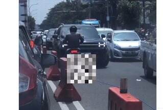 Viral Pemotor Lawan Arah Hadang Mobil Berstrobo, Sudah Salah Ngotot Viral Pemotor Lawan Arah Hadang Mobil Berstrobo, Sudah Salah Ngotot