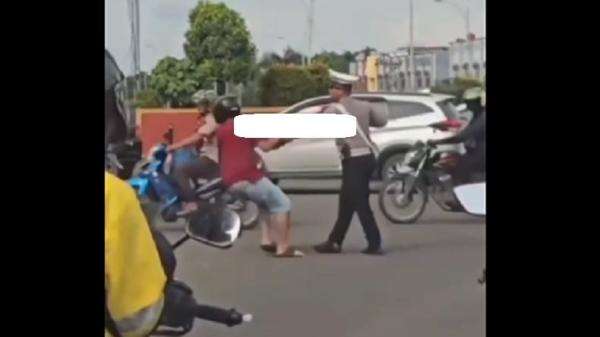 Viral Video Pemotor di Palembang Marah dan Tarik Polisi karena Menolak Ditilang