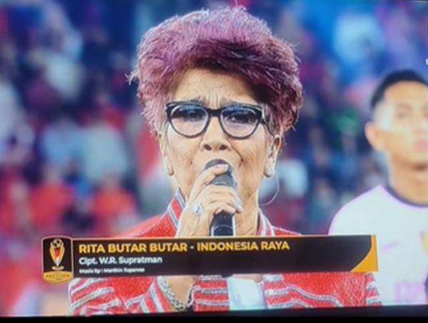 Viral! Detik Detik Rita Butar Butar Salah Lirik saat Nyanyi Indonesia Raya di Piala Presiden 2025