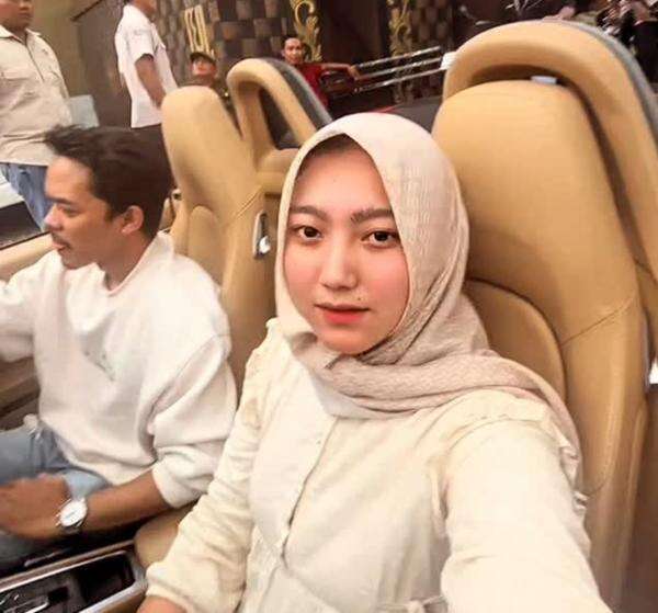 Viral Video Safno Naik Mobil Baru Bareng Perempuan Berhijab, Netizen: Mbak Sadar Mbak...