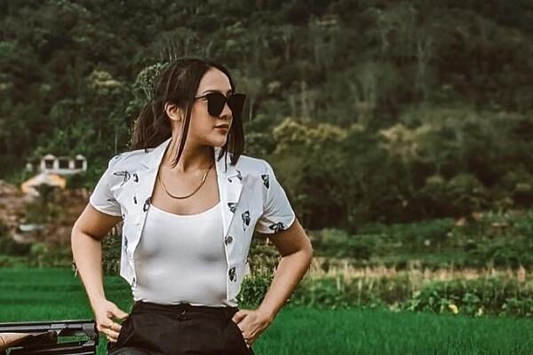 Gaya Anya Geraldine Pakai Kaos Putih Ketat Tenteng Tas Rp292,5 Juta