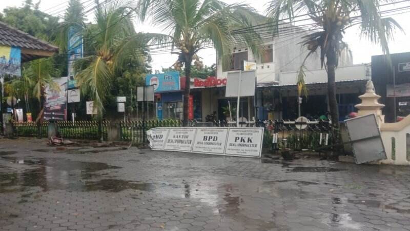 Condongcatur Diterjang Hujan Lebat dan Angin Kencang