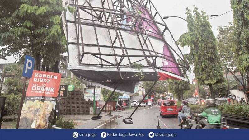 Pohon Tumbang, Baliho Roboh, Listrik Padam