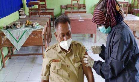 Vaksinasi Covid-19 Terhadap Guru di Bandung Baru 2.300 Orang