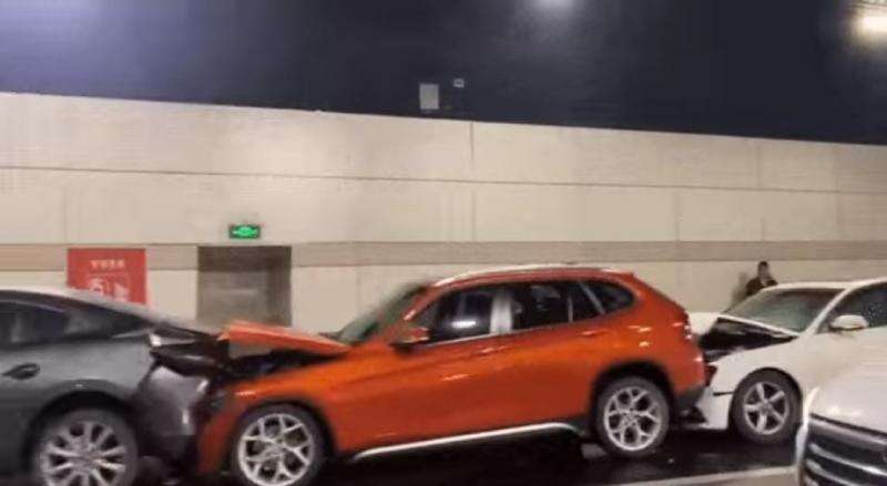 12 Mobil Mewah Ringsek Tabrakan Beruntun di Jalan Tol
