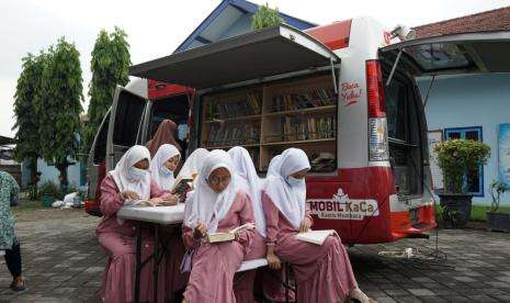 Mobil Kaca UMM Kunjungi Panti Asuhan di Kota Probolinggo