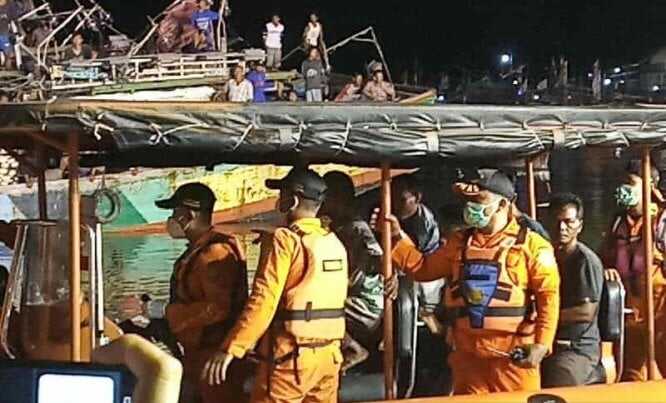 17 Dievakuasi, Petugas Masih Cari 15 ABK Kapal Barokah Jaya