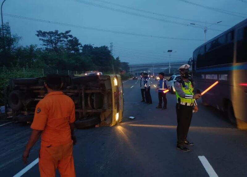 Truk Boks Terguling di Tol Dalam Kota