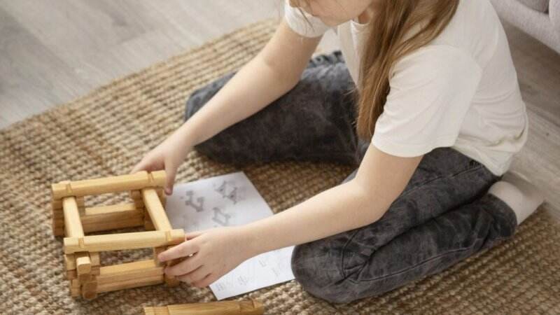 Anak Sering Duduk Posisi W, Perlu Khawatir atau Enggak Ya Moms?