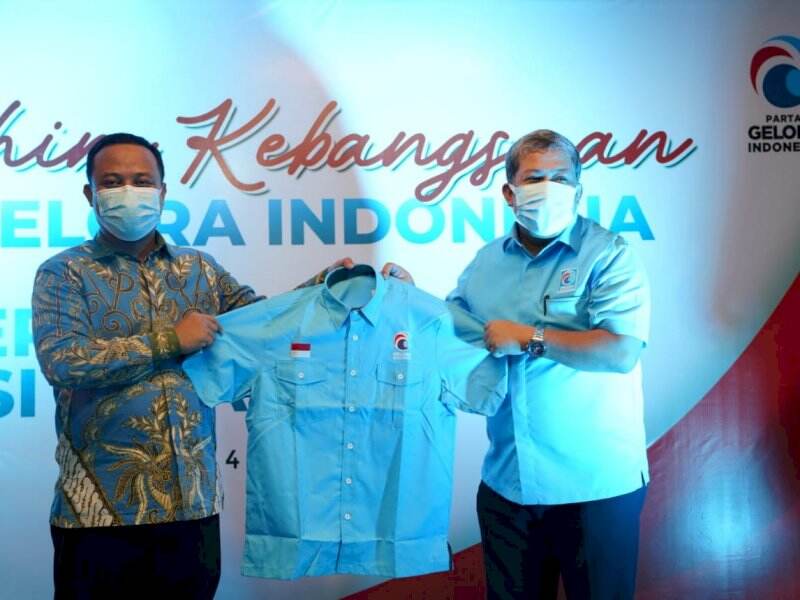 Fahri Hamzah, Hadiahkan Baju Gelora Untuk PLT Gubernur Sulawesi Selatan