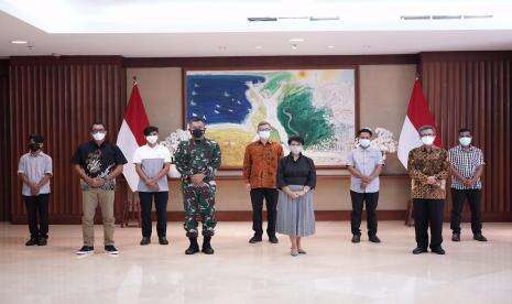 Menlu Serahkan WNI Eks-Sandera Abu Sayyaf ke Keluarga