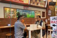 Cerita Gubernur DKI Anies Baswedan Nikmati Jamu di Salemba