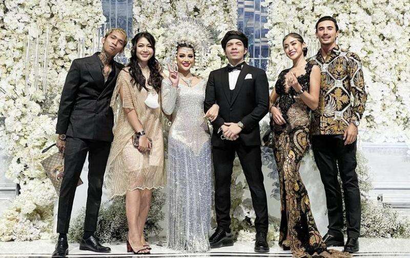 Penampilan Jessica Iskandar Dianggap Lebih Mencolok dari Pengantin saat Kondangan Atta Aurel