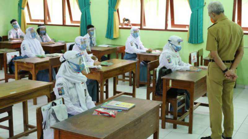 Sentil Guru Berkerumun saat Sidak Uji Coba PTM, Ganjar: Kalau Konsep, Ngomong Itu Mudah yang Sulit Implementasinya