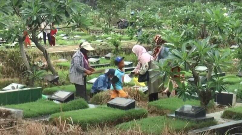 Pemakaman Umum di Bekasi Ramai Dikunjungi Peziarah Jelang Ramadan