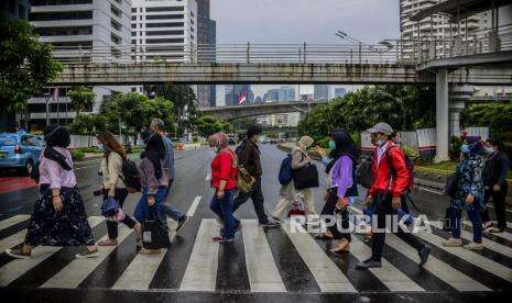 In Picture: JPO Sudirman Direvitalisasi, Warga Pakai Pelican Crossing