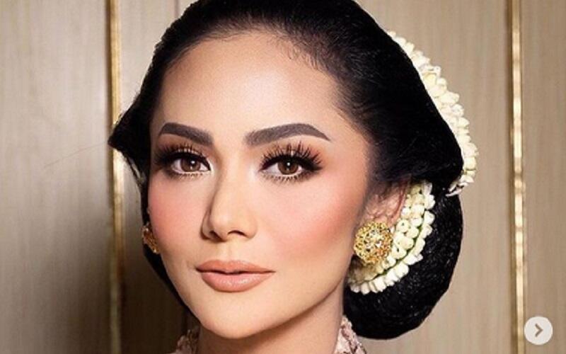 Bukan Sanggul Biasa, Ini Arti di Balik Sanggul Klasik Krisdayanti di Akad Aurel
