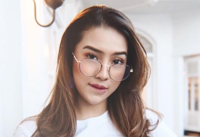5 Gaya Seksi Anya Geraldine Pakai Kaos Putih Ketat, Tidak Kalah dari Georgina Rodriguez