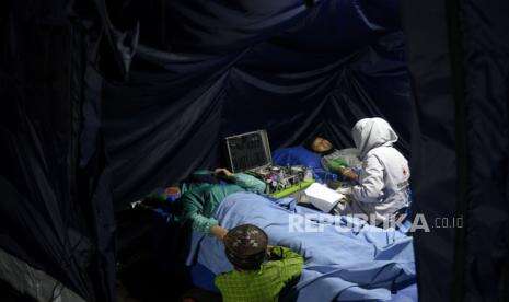 In Picture: Donor Darah Malam Hari di Masjid Al Markaz Makassar