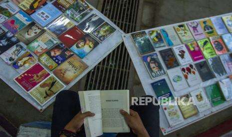In Picture: Ngabuburit dengan Membaca Buku di Taman Millenial