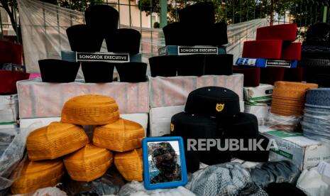 In Picture: Pandemi, Penjualan Peci di Lebak Masih Sepi