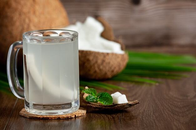 5 Efek Samping Terlalu Banyak Minum Air Kelapa