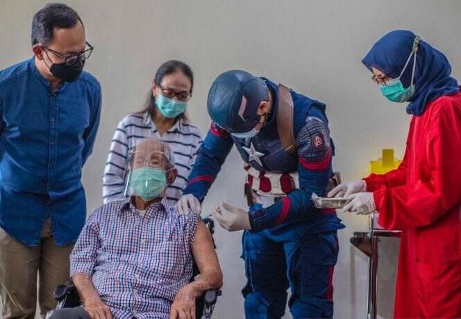 Kakek 104 Tahun Jadi Contoh Vaksinasi Lansia di Kota Bogor