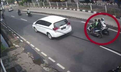 Polisi Tangkap Jambret dengan Menabrak Motor Pelaku